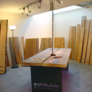 Ausstellungsraum mit Holzdielen