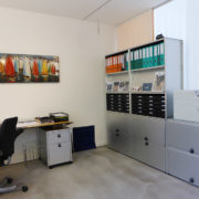 Schickes Büro mit Aluminium-Möbeln