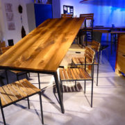 Holztisch und Stühle