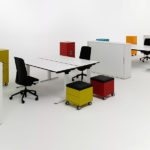 Farbige Büromöbel und höhenverstellbare Pulte