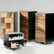 Vier Rollkorpusse mit Fronten aus Holz und Fell