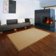 Teppich in modernem Wohnzimmer mit Kaminofen