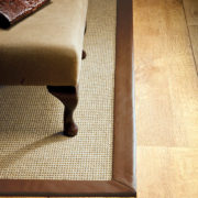 Cremefarbener Teppich mit Biedermeier-Stuhl