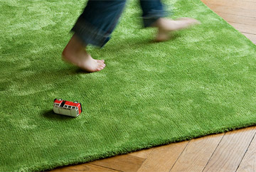 Grasgrüner Teppich mit schnellen Füssen