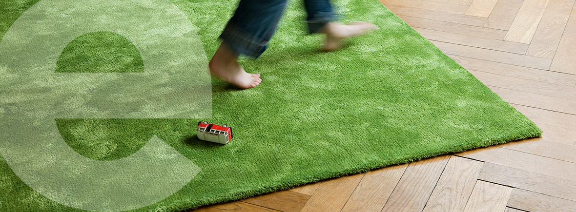 Grasgrüner Teppich mit schnellen Füssen