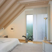Dachschlafzimmer mit weissen Vertikal-Lamellen